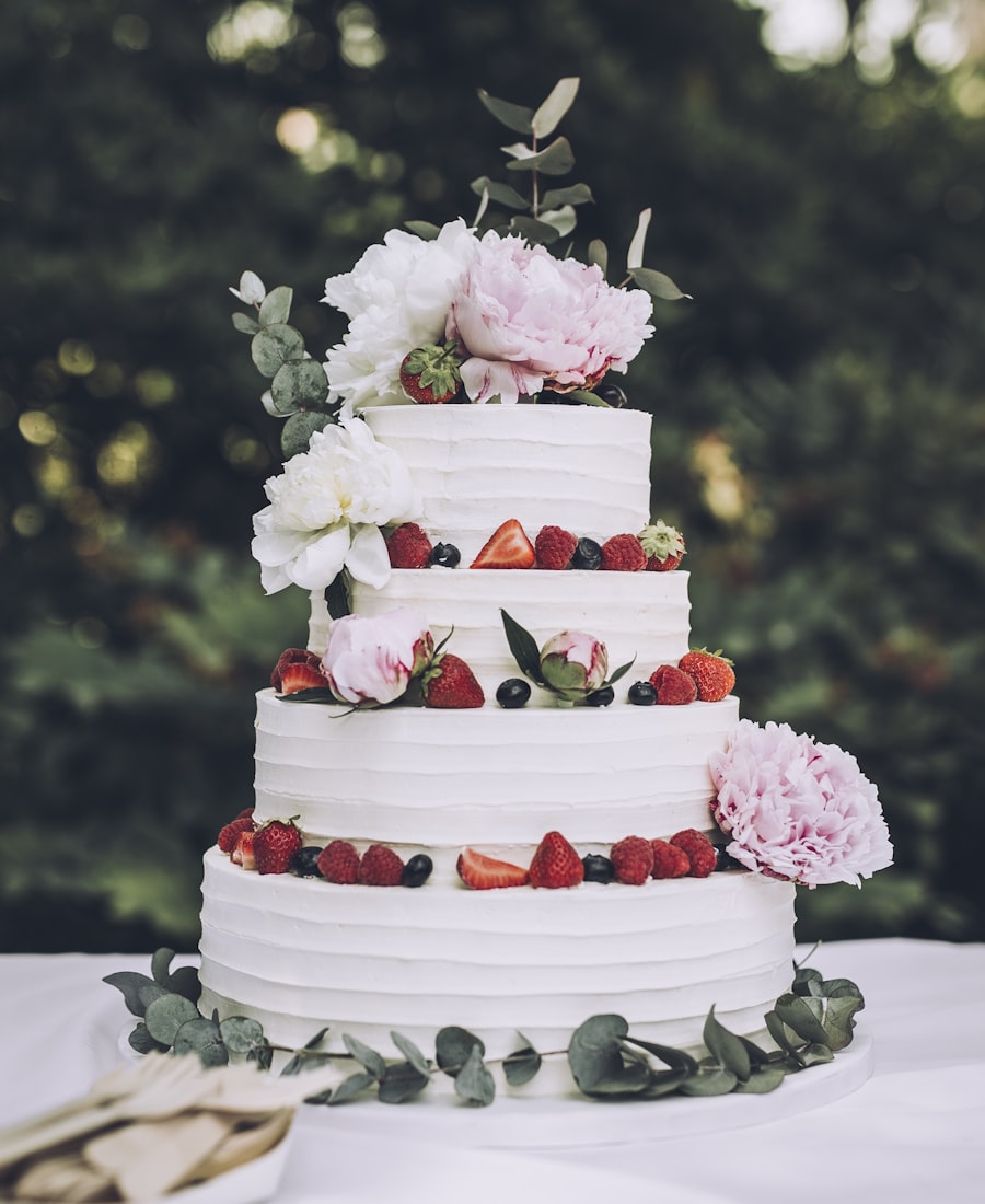 Torta de varios pisos decorada con frutillas y flores para una celebración